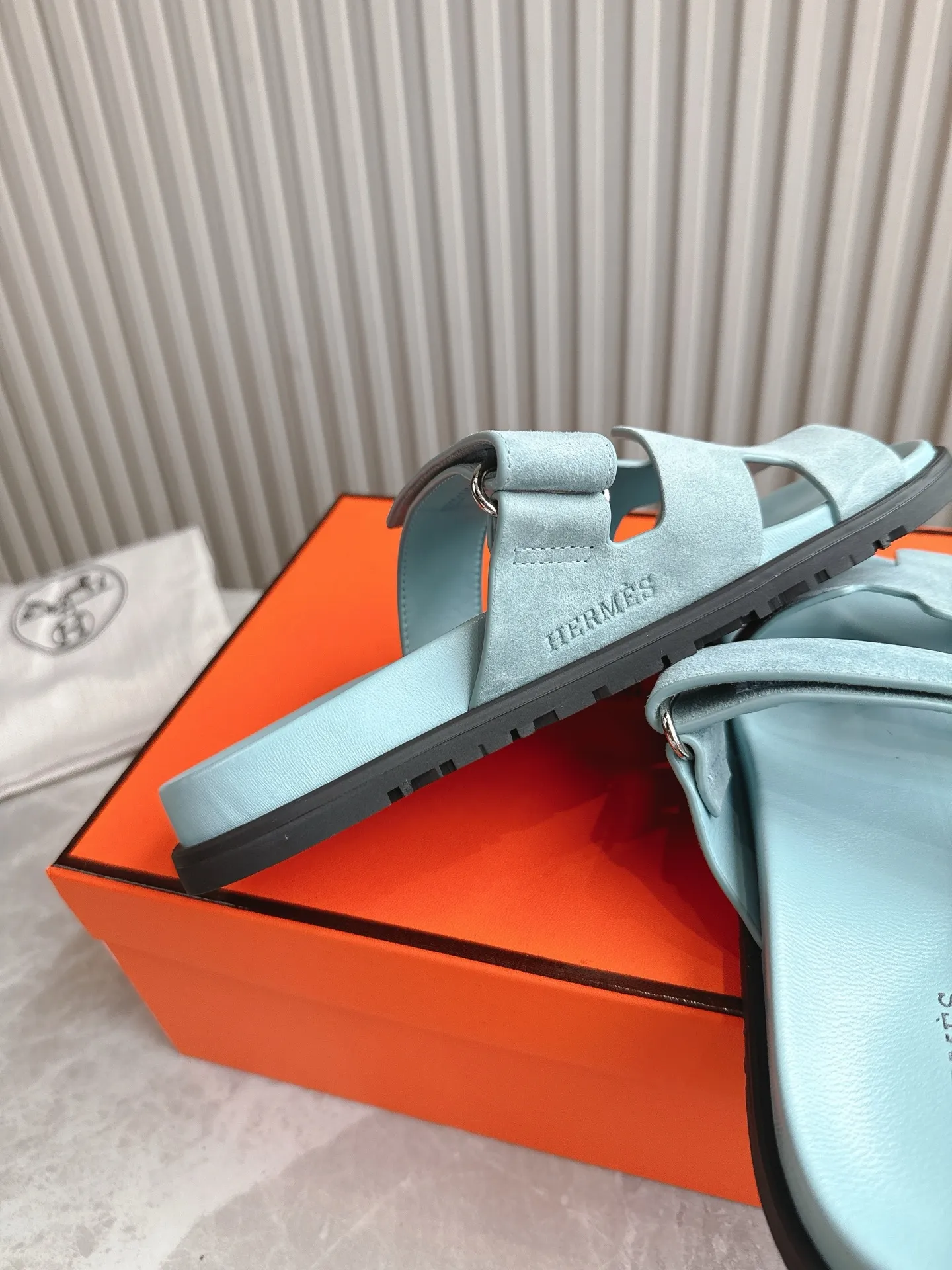p480🐮🐮Couple model (top version) H family 2024 spring and summer new style HERMES Hermes' recently popular couple model pig nose angle sandals and slippers, paired with various colorful socks, popular. Upper: imported original deerskin (the genuine leather edging is not ordinary super migration). Lining: imported genuine leather. Outsole: Tpu non-slip and wear-resistant outsole. Size: Female 35-42 (40/42 non-returnable and non-exchangeable) Male size: 39-45 (45 non-refundable and non-exchangeable)